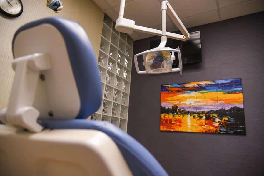 comfortable-exam-room-dentist-chair-painting